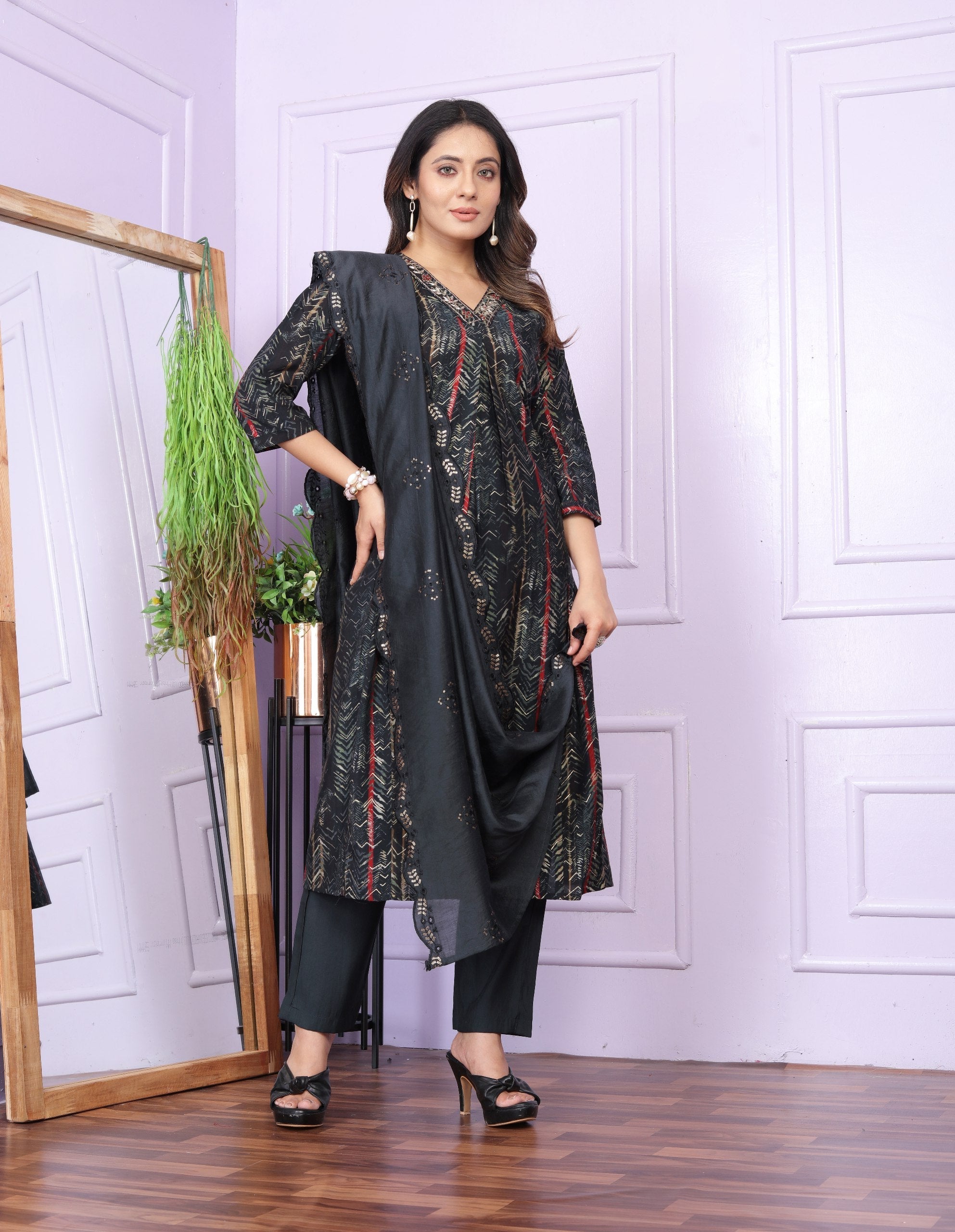 Beautiful Pattern Black Color Kurti Set