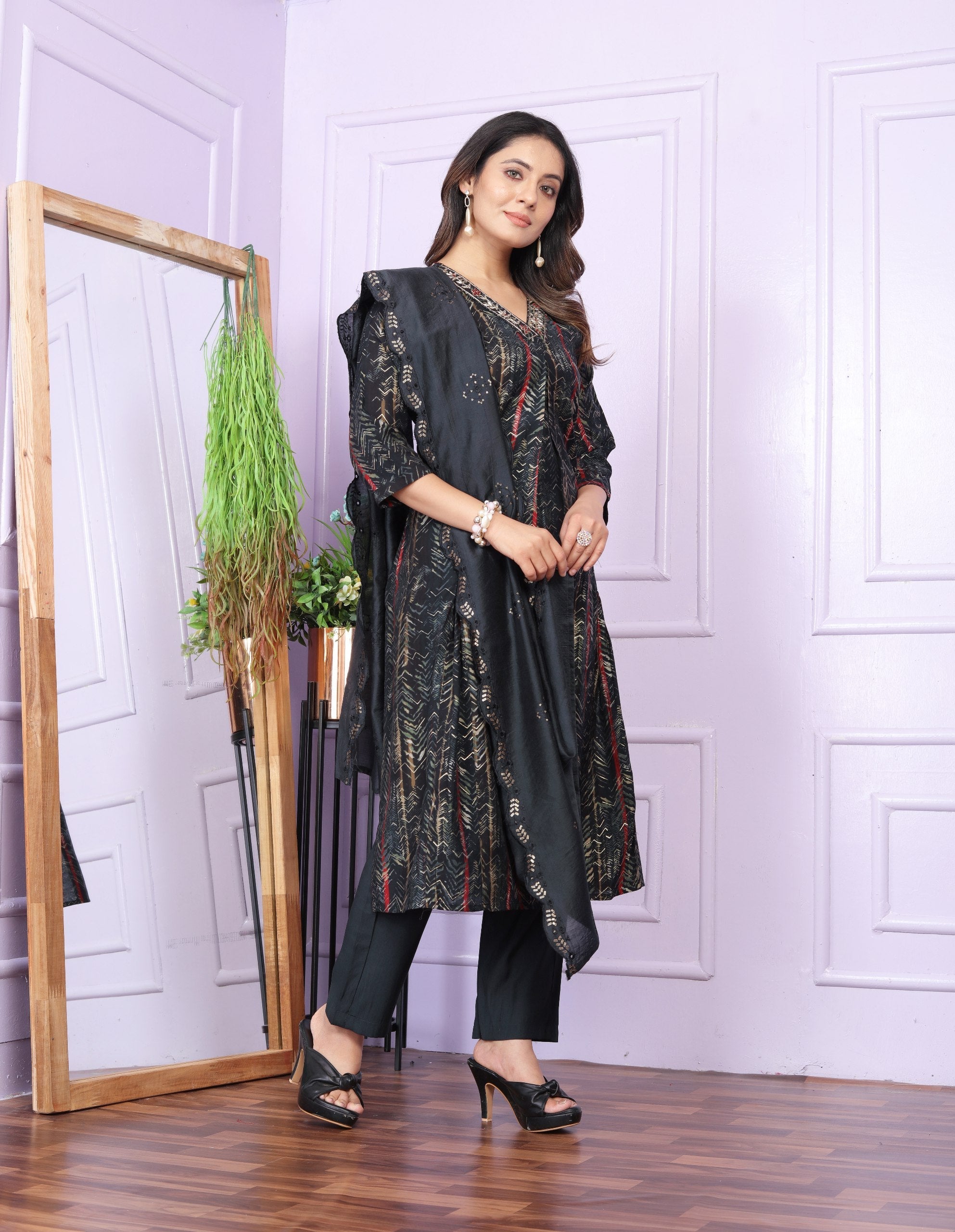 Beautiful Pattern Black Color Kurti Set