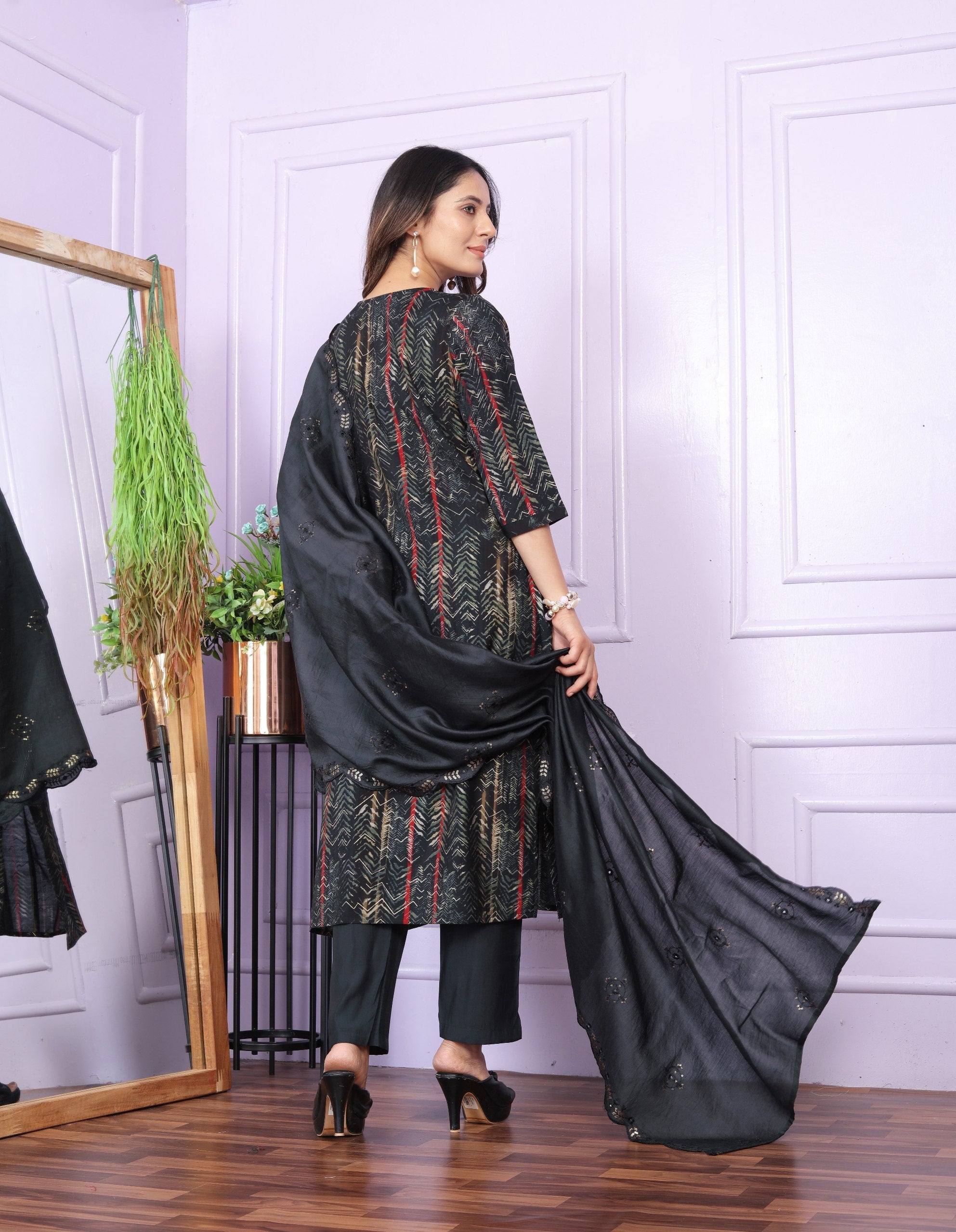 Beautiful Pattern Black Color Kurti Set
